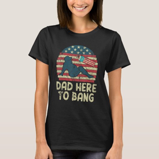 Dad Here To Bang Fireworks American Flag Tシャツ (正面)