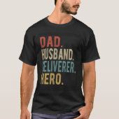 Dad Husband Deliverer Hero Tシャツ (正面)