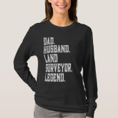 Dad Husband Land Surveyor Legend Tシャツ (正面)