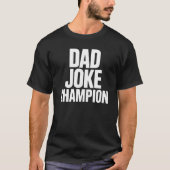 Dad Joke Champion – Minimal Stacked Text Tシャツ (正面)