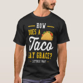 Dad joke how does a taco say grace tシャツ (正面)