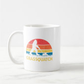 Dad Lawn Mowing Grquatch Bigfoot Mower Gift Funny コーヒーマグカップ (左)