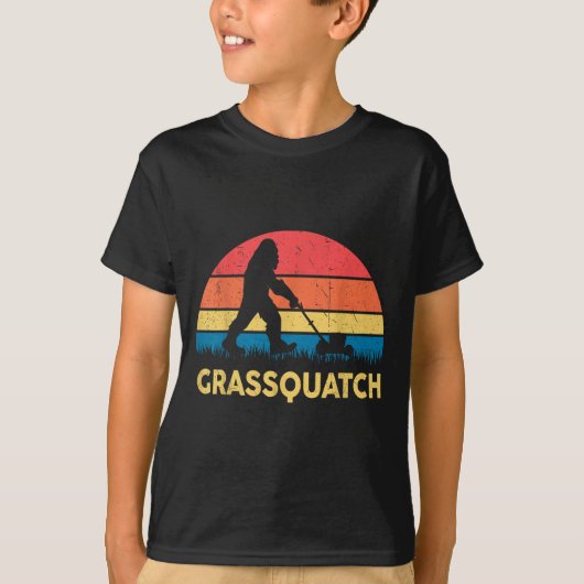 Dad Lawn Mowing Grquatch Bigfoot Mower Gift Funny  Tシャツ (正面)
