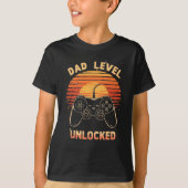 Dad Level Unlocked Funny Retro New Dad Gamer  Tシャツ (正面)