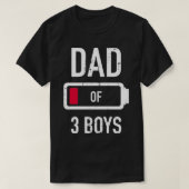 Dad of 3 three boys low battery gift for father's tシャツ (デザイン正面)