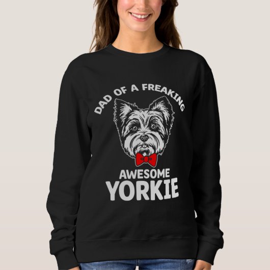 Dad of a Freaking Awesome Yorkie  Yorkshire Terrie スウェットシャツ (正面)