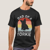 Dad of a Freaking Awesome Yorkie  Yorkshire Terrie Tシャツ (正面)