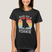 Dad of a Freaking Awesome Yorkie  Yorkshire Terrie Tシャツ (正面)