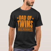 Dad Of Twins Classic Overachiever Cool Twin Dad Tシャツ (正面)
