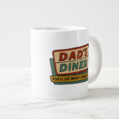 Dad’s Diner Retro Sign – Ben-Day 1950s Pop Art ジャンボコーヒーマグカップ (正面右)