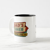 Dad’s Diner Retro Sign – Ben-Day 1950s Pop Art ツートーンマグカップ (正面左)