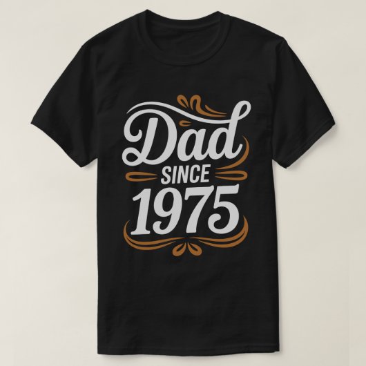 Dad Since 1975 Calligraphy Tee Tシャツ (デザイン正面)