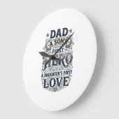 Dad Son Hero Daughter Love Vintage Typography Shir ラージ壁時計 (傾斜)