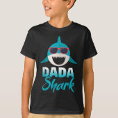 Dada Shark Wearing Cool Sungles Daddy Tシャツ (正面)