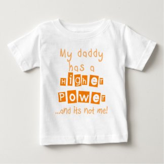 Daddyは高いパワーの乳児LSシャツを持っている – オレンジ ベビーTシャツ