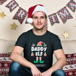 Daddy小妖精や小人ファミリー一致のクリスマスの服装名 Tシャツ<br><div class="desc">このおもしろいパパの小妖精や小人Tシャツで休日の精神を取得する家族の小妖精や小人の衣装コレクションの一部である家族の任意のメンバーのための贈り物。このTシャツは小妖精や小人の帽子と脚が可愛く、白いオールキャップのフォントに「パパの小妖精や小人」というキャプションが付いたクリスマスファミリー懇親会に最適モダン。このシャツは簡単に名前を付けてカスタマイズできる。</div>