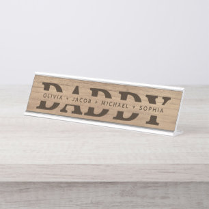 "Daddy"パーソナライズされた Kids's Names Wood + Brown デスクネームプレート