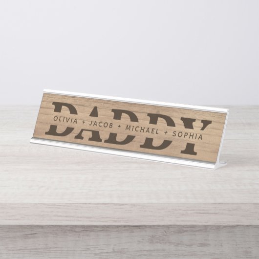 "Daddy"パーソナライズされた Kids's Names Wood + Brown デスクネームプレート (正面)