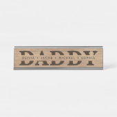 "Daddy"パーソナライズされた Kids's Names Wood + Brown デスクネームプレート (正面)