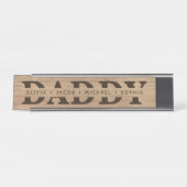"Daddy"パーソナライズされた Kids's Names Wood + Brown デスクネームプレート (正面)