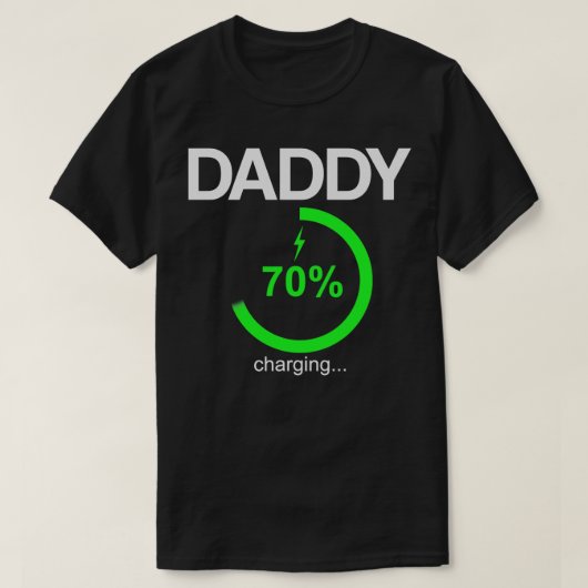Daddy Battery Charging おもしろい Parent Graphic Novent Tシャツ (デザイン正面)