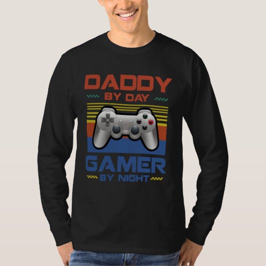 Daddy By Day Gamer By Night For Men Best Tシャツ (正面)