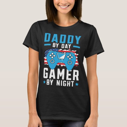 Daddy By Day Gamer By Night Gaming Dad Fatherhood  Tシャツ (正面)
