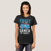 Daddy By Day Gamer By Night Gaming Dad Fatherhood  Tシャツ (正面フル)