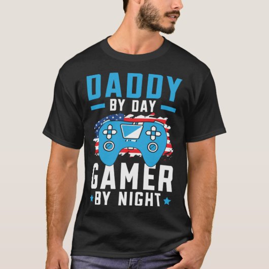 Daddy By Day Gamer By Night Gaming Dad Fatherhood  Tシャツ (正面)