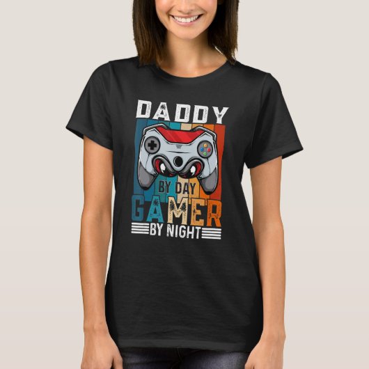 DADDY By Day Gamer By Night Meme For Gamers Tシャツ (正面)