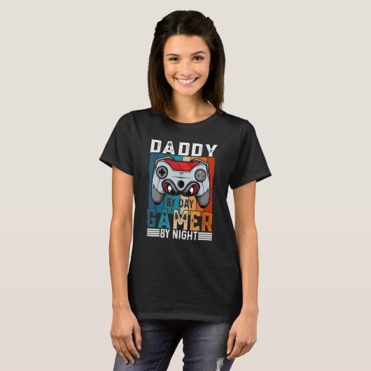 DADDY By Day Gamer By Night Meme For Gamers Tシャツ (正面フル)