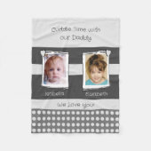 Daddy cudle時間2枚の写真の名前ホワイトグレー フリースブランケット (正面)