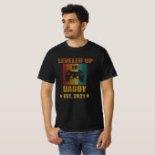 Daddy Est.2021に昇格、パパ Tシャツ (正面フル)