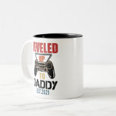 Daddy Est 2021シャツのパパTシャツまでレベルアップ ツートーンマグカップ (正面左)