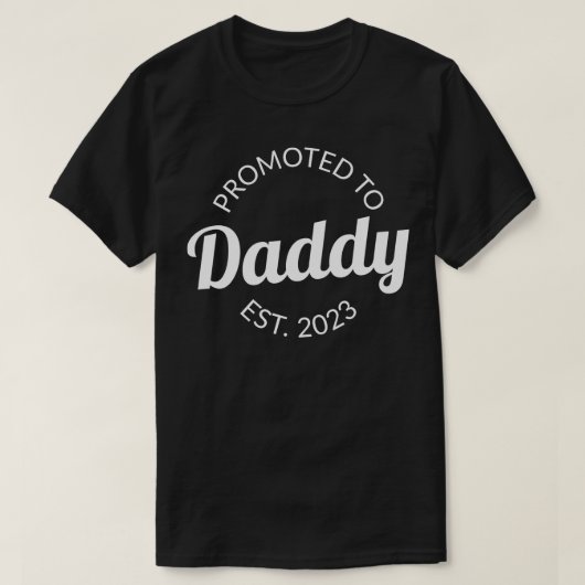 Daddy Est 2023に昇格 Tシャツ (デザイン正面)