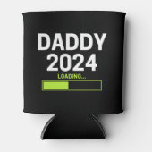 Daddy Est 2024すぐにロードするパパ発表 缶クーラー (正面)