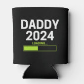 Daddy Est 2024すぐにロードするパパ発表 缶クーラー (裏面)
