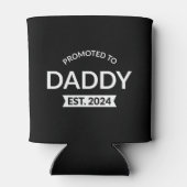 Daddy Est 2024 Iiに昇格 缶クーラー (裏面)