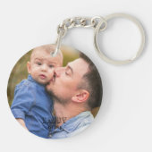 Daddy Est Year Father's Dayはっきりしたタイポグラフィ写真 キーホルダー (裏面)