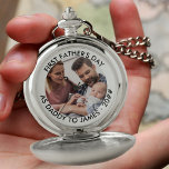 Daddy First Fanteers Dayの写パーソナライズされた真 ポケットウォッチ<br><div class="desc">完全に編集可能な文字とパーソナライズされたあなたの写真の写真のポケお気に入りのットウォッチ。現在の読言葉は父の日の父の日の[name[ ・ 20##]にダディと呼ばカスタマイズれ、好きなように言える。例えば、父親の日時計や出産発表の贈り物として、大事な行事や事実のための素敵な記念ギフト。</div>