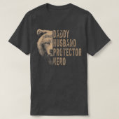 Daddy Husband Protector Hero Papa Bear Dad Gift Tシャツ (デザイン正面)