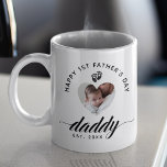 Daddy Script Happy First Father's Dayハート写真 コーヒーマグカップ<br><div class="desc">新しい父親が初めて父の日を幸せに願う特別で思い出に残るパパの台本を最初に父の日の写真マグ。デザインには「パパ」のモダン脚本タイポグラフィデザインと「ハッピーファーストの日」と写真がハート形で表示さパーソナライズされたれている。かわいい小さなベビーの足跡ハートグラフィックは、甘いtouchを追加。父の日にぴったりの贈り物。デザイン:Moodostology Papery著。</div>