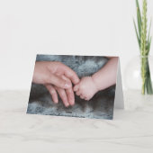 Daddys手の挨拶状を握っている父の日のベビー カード (裏面)