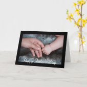 Daddys手の挨拶状を握っている父の日のベビー カード (黄色い花)