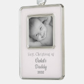 Daddy's 1st Christmas パーソナライズされた Name Year Photo シルバープレートフレームオーナメント (左)