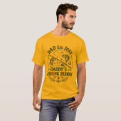 Daddy's Fishing Buddy オリジナル Dad設立年 Tシャツ (正面フル)