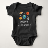 Daddy's Little Galaxy Funny Quote Watercolor Space ベビーボディスーツ (正面)