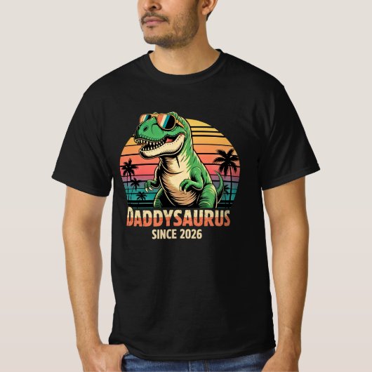 Daddysaurus Since 2026 – Funny New Dad Dinosaur Sh Tシャツ (正面)