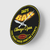 Dad's Bar Yellow Neon Effect Any Free Drinks Funny ラウンド壁時計 (傾斜)
