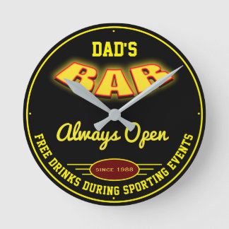 Dad's Bar Yellow Neon Effect Any Free Drinks Funny ラウンド壁時計